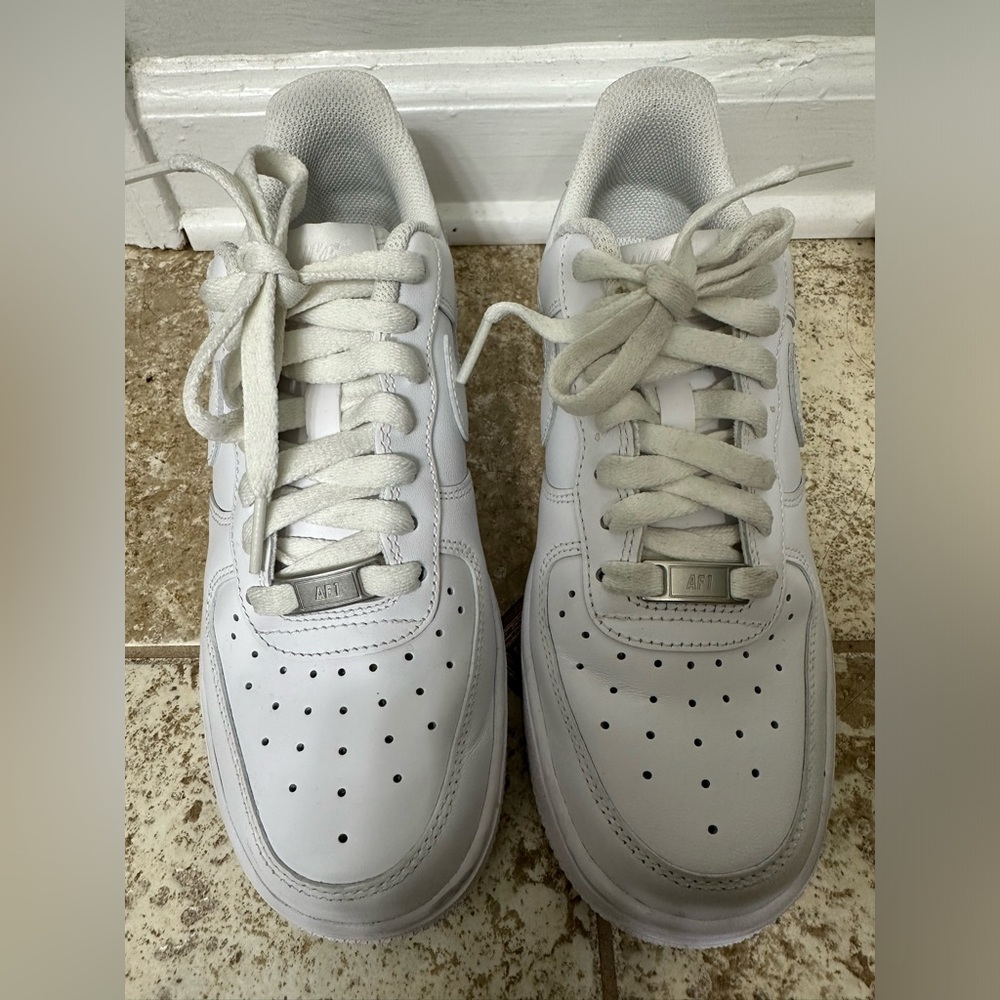 Nike Air Force 1s size 7 hardly worn great condition.